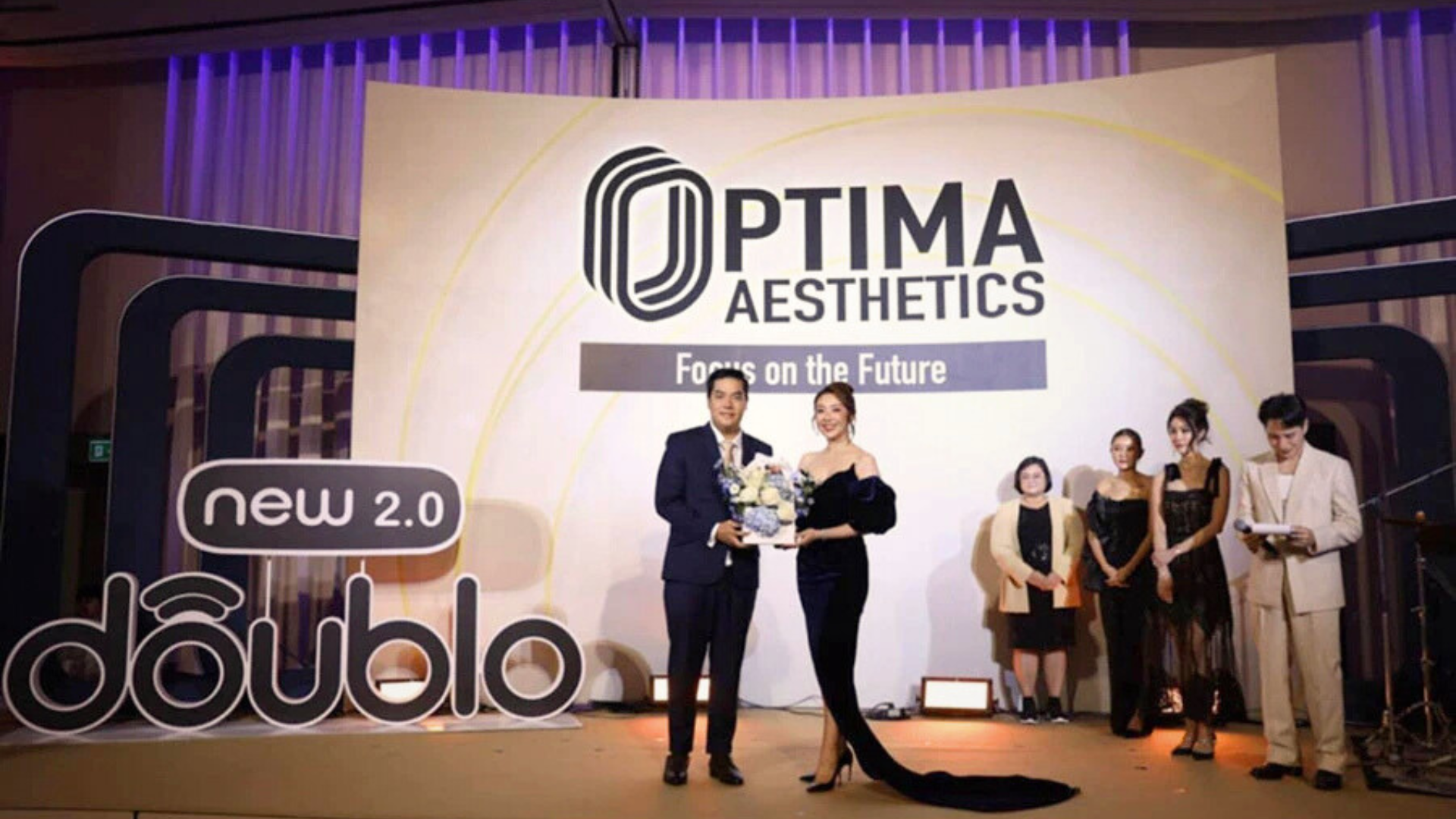 Dr. Tonghathai 在 New Doublo 2.0 BEYOND To the SYNERGY 的盛大开幕式上参与了面部提升创新的知识分享会议。