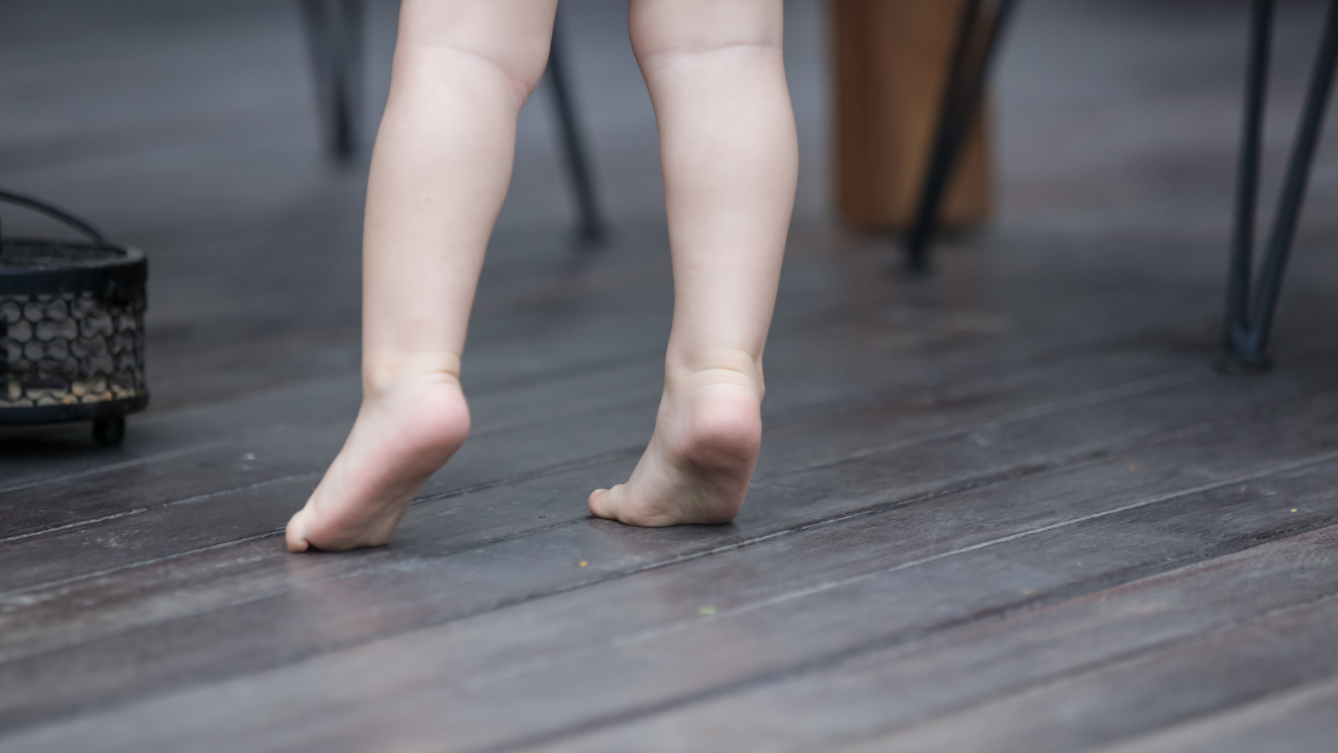 Por que as crianças andam com Pés Excessivamente Torcidos (Caminhada de Pombinha)?