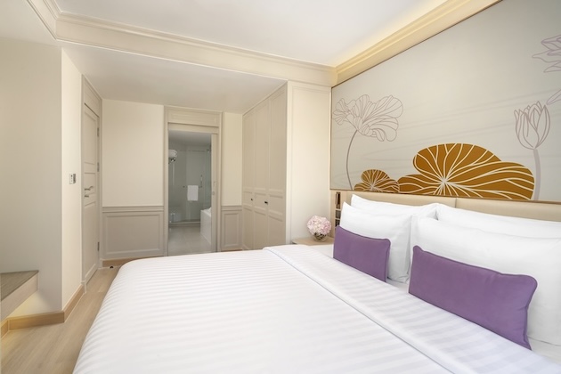 ONE BEDROOM BALCONY TRIPLE SUITE
