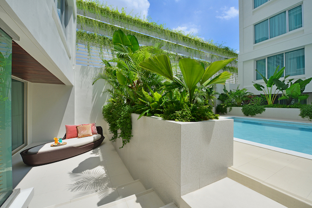 SUITE POOL ACCESS